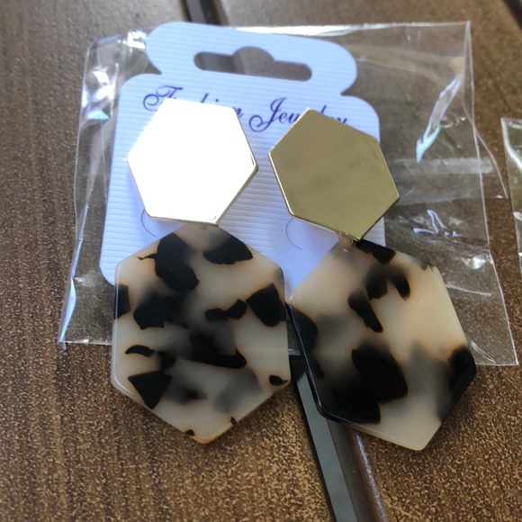 Acrylic bohemian fashion earring. - Picture 3 of 3